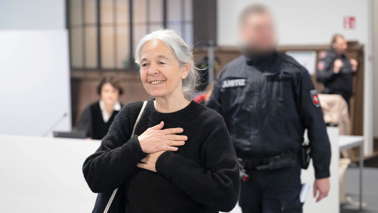 Daniela Klette zeigt sich gerührt von Soldaritätsbekundungen. Foto: Sina Schuldt/dpa