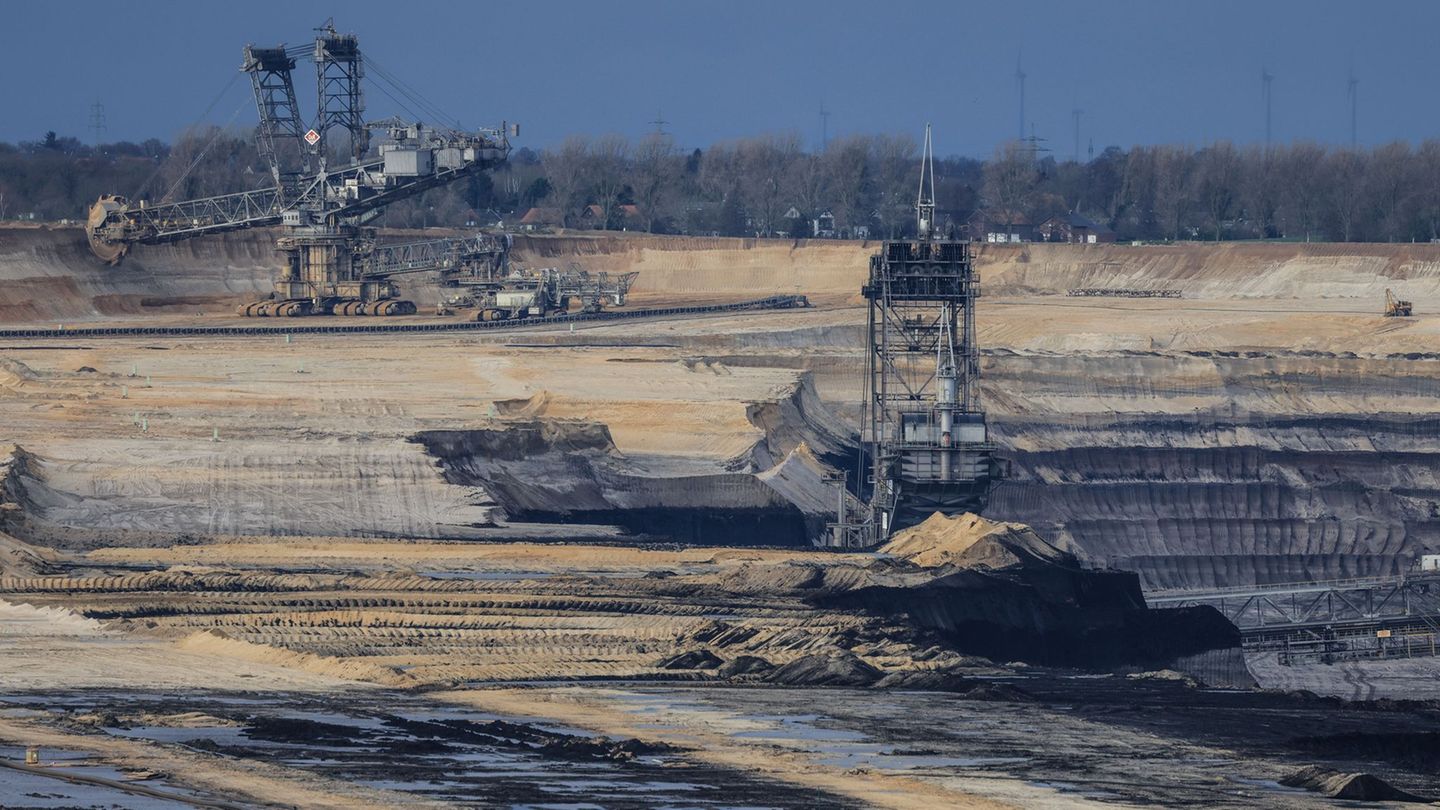 Bagger stehen im Braunkohletagebau Garzweiler. (Archivbild) Foto: Oliver Berg/dpa