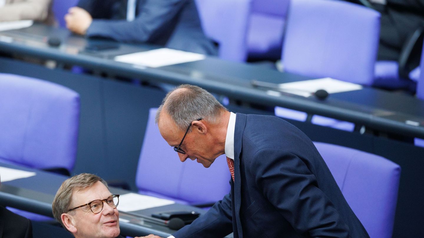 Außenkanzler und Außenminister: Friedrich Merz und Johann Wadephul (beide CDU) während der Generaldebatte zum Haushalt im Bundes