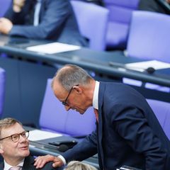 Außenkanzler und Außenminister: Friedrich Merz und Johann Wadephul (beide CDU) während der Generaldebatte zum Haushalt im Bundes