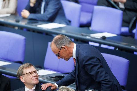 Außenkanzler und Außenminister: Friedrich Merz und Johann Wadephul (beide CDU) während der Generaldebatte zum Haushalt im Bundes