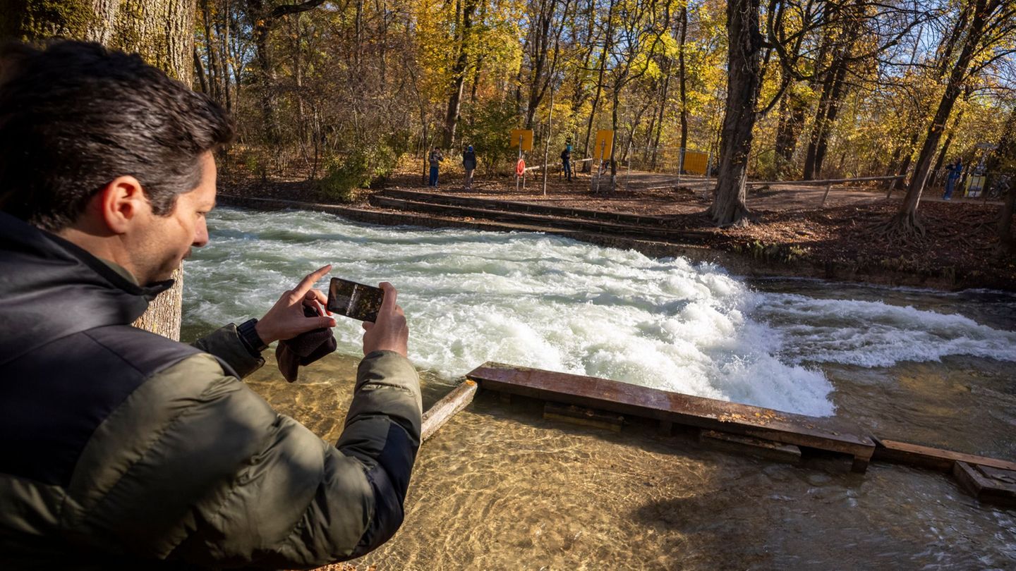 Freizeitsurfer Alexander Neumann fotografiert die - zurzeit nicht funktionstüchtige - Eisbachwelle im Englischen Garten. Foto: P
