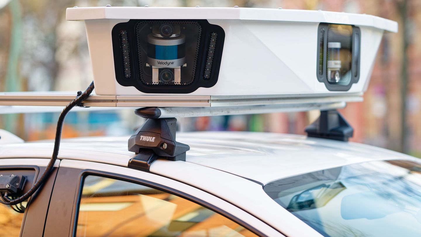 Auf dem Dach des Autos sind Kameras montiert. Foto: Uwe Anspach/dpa