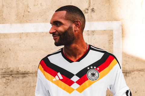 Jonathan Tah zeigt das neue DFB-Trikot