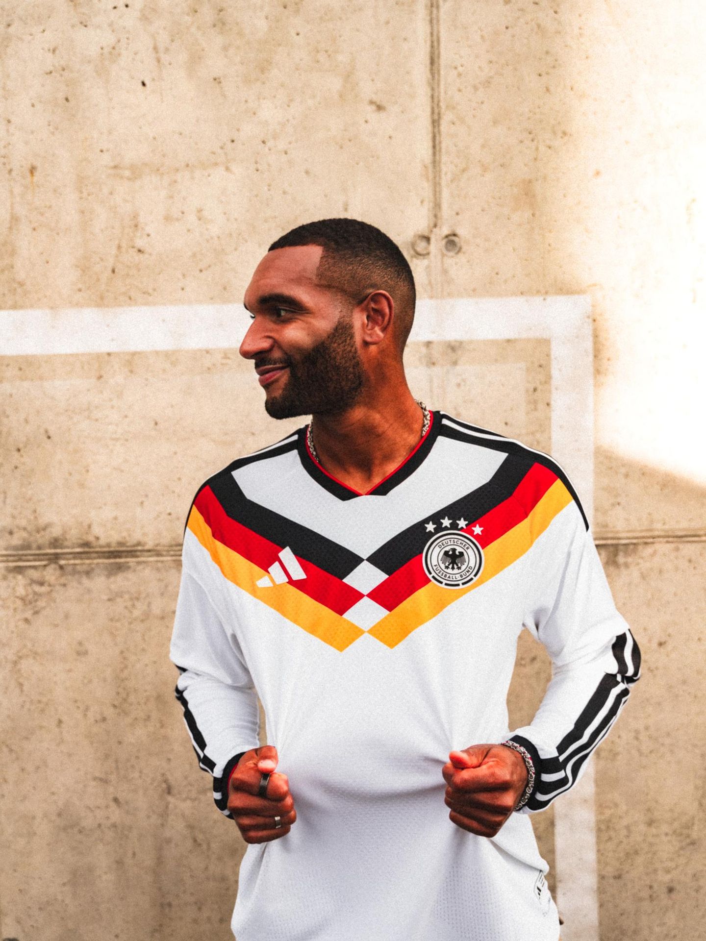 Jonathan Tah zeigt das neue DFB-Trikot