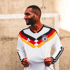 Jonathan Tah zeigt das neue DFB-Trikot