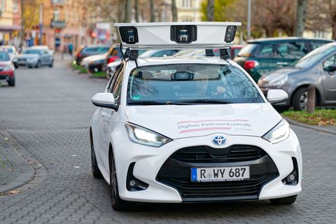 Auf dem Dach des Autos sind Kameras montiert. Foto: Uwe Anspach/dpa