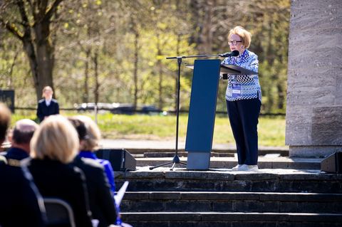 Mala Tribich spricht als Zeitzeugin bei der Enthüllung. (Archivbild) Foto: Michael Matthey/dpa
