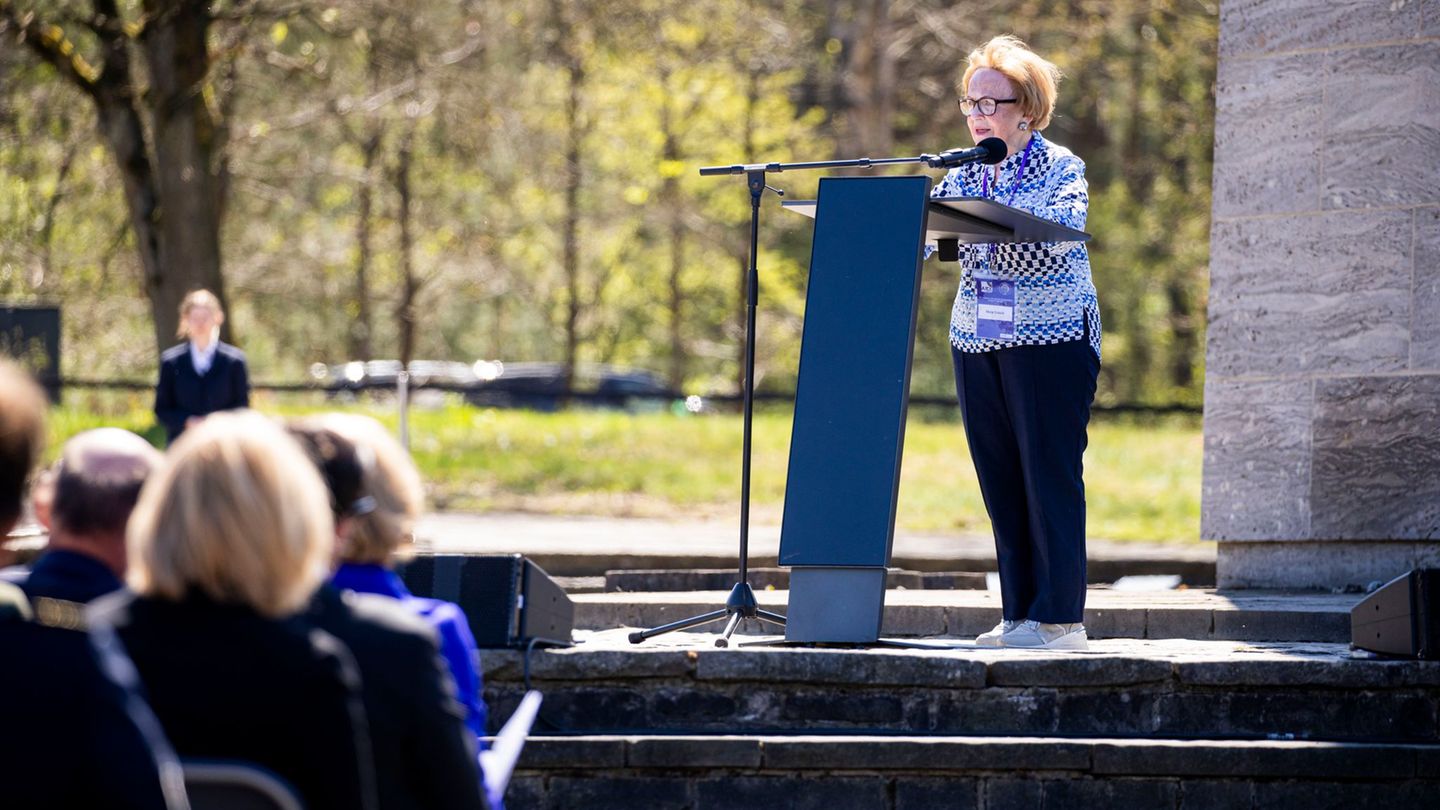 Mala Tribich spricht als Zeitzeugin bei der Enthüllung. (Archivbild) Foto: Michael Matthey/dpa