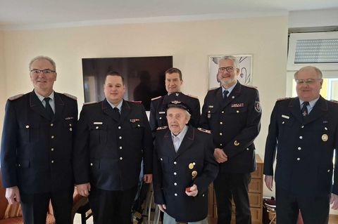 Für 80 Jahre Mitgliedschaft in der Freiwilligen Feuerwehr wurde der 95-jährige Christoph Bardenhagen (Mitte) ausgezeichnet. Foto
