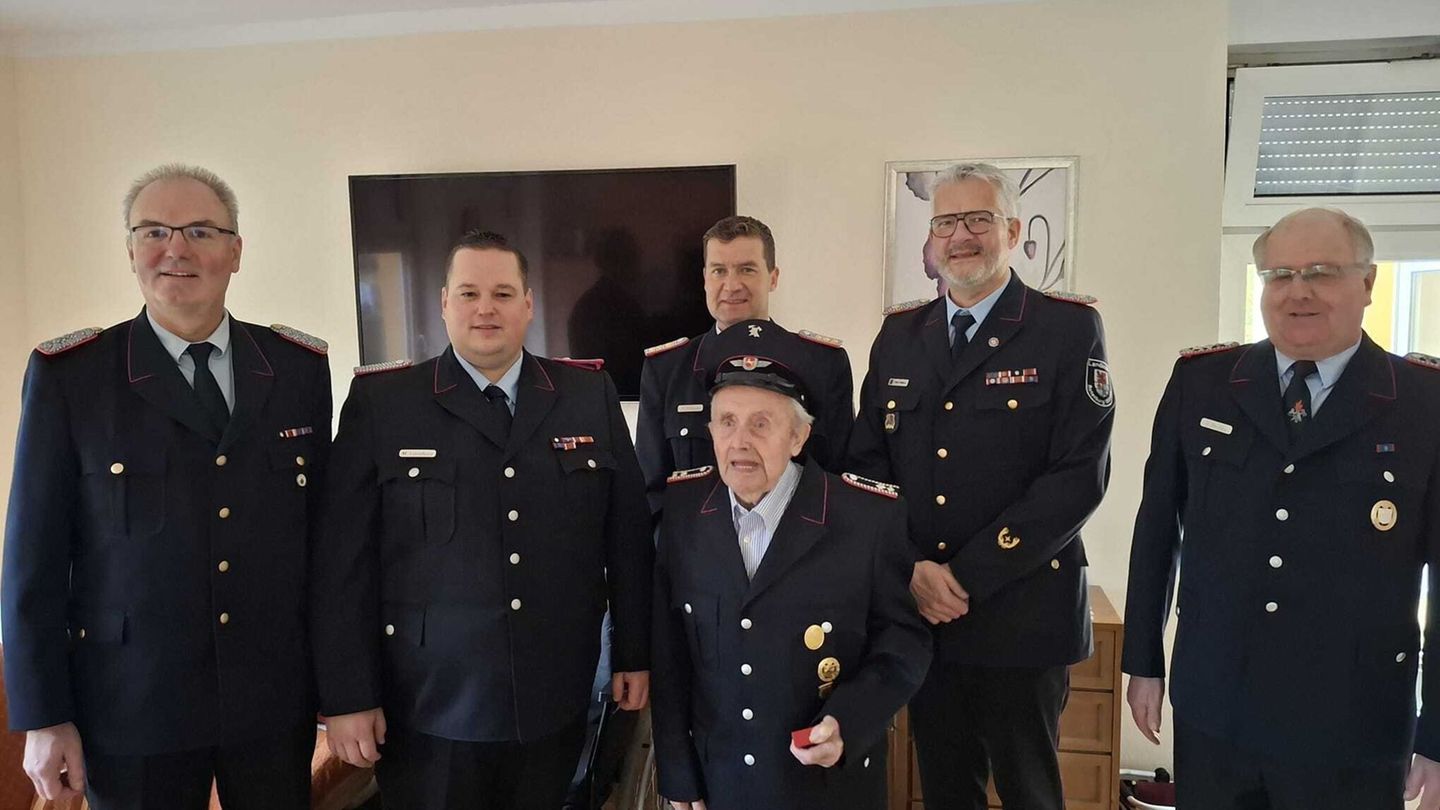 Für 80 Jahre Mitgliedschaft in der Freiwilligen Feuerwehr wurde der 95-jährige Christoph Bardenhagen (Mitte) ausgezeichnet. Foto
