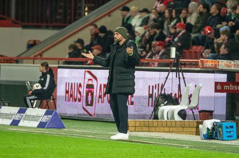 Union Berlins Trainer Stephan Lerch muss lange auf seine Spielerin Korina Janez verzichten. (Archivbild) Foto: Matthias Koch/dpa