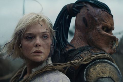 Thia (Elle Fanning) unterstützt den ausgestoßenen Dek (Dimitrius Schuster-Koloamatangi) bei seiner Suche.