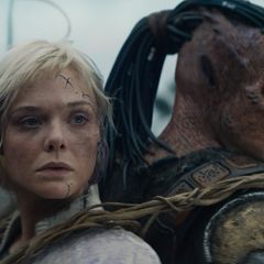 Thia (Elle Fanning) unterstützt den ausgestoßenen Dek (Dimitrius Schuster-Koloamatangi) bei seiner Suche.