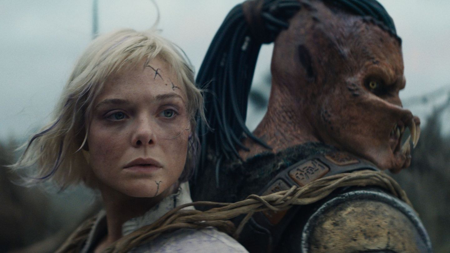 Thia (Elle Fanning) unterstützt den ausgestoßenen Dek (Dimitrius Schuster-Koloamatangi) bei seiner Suche.