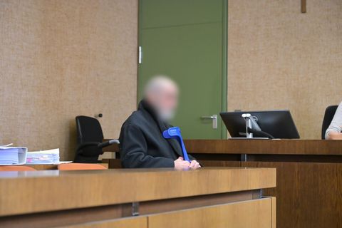 Der Priester schwieg erst zu den Vorwürfen - und sprach dann ganz zum Schluss. Foto: Malin Wunderlich/dpa