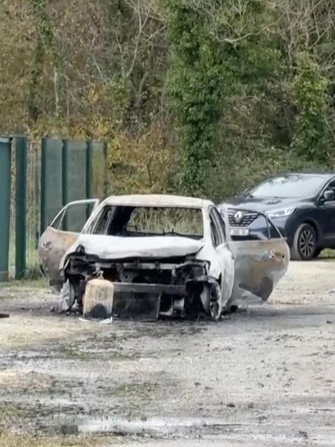 Das ausgebrannte Auto.