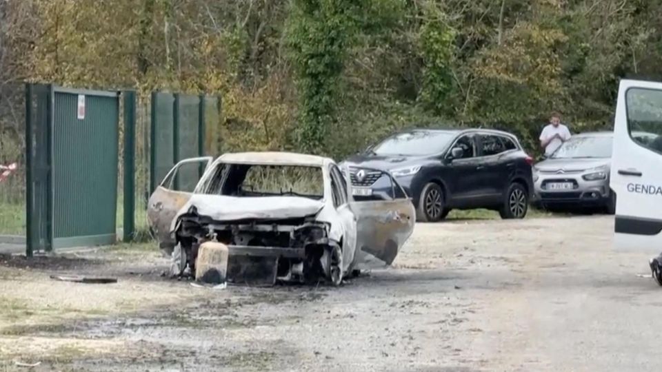 Das ausgebrannte Auto.