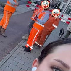 Bauarbeiter schauen einer Joggerin hinterher.