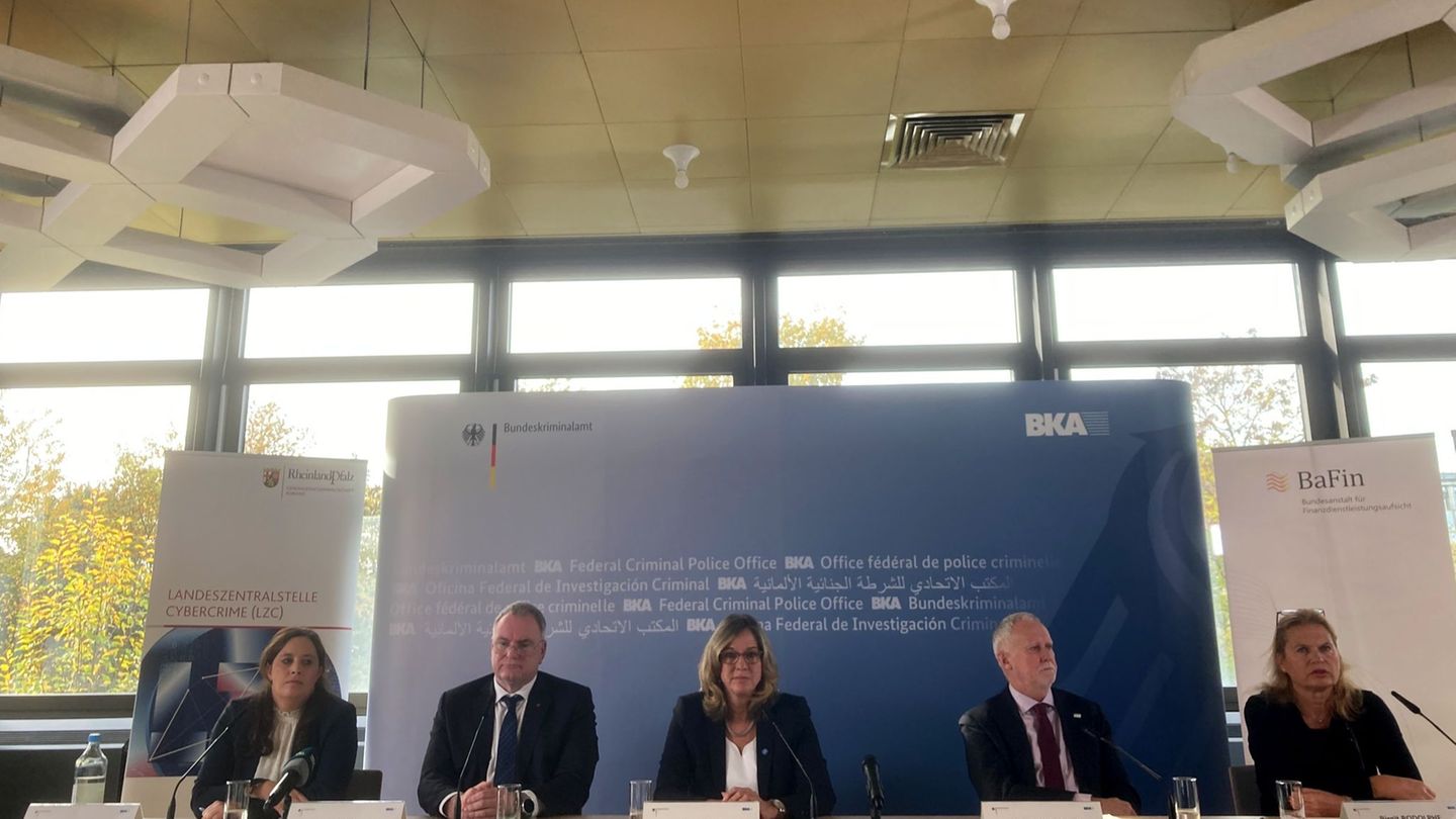 Auf einer Pressekonferenz beim Bundeskriminalamt wurde über das Ergebnis der Durchsuchungen informiert. Foto: Jens Albes/dpa