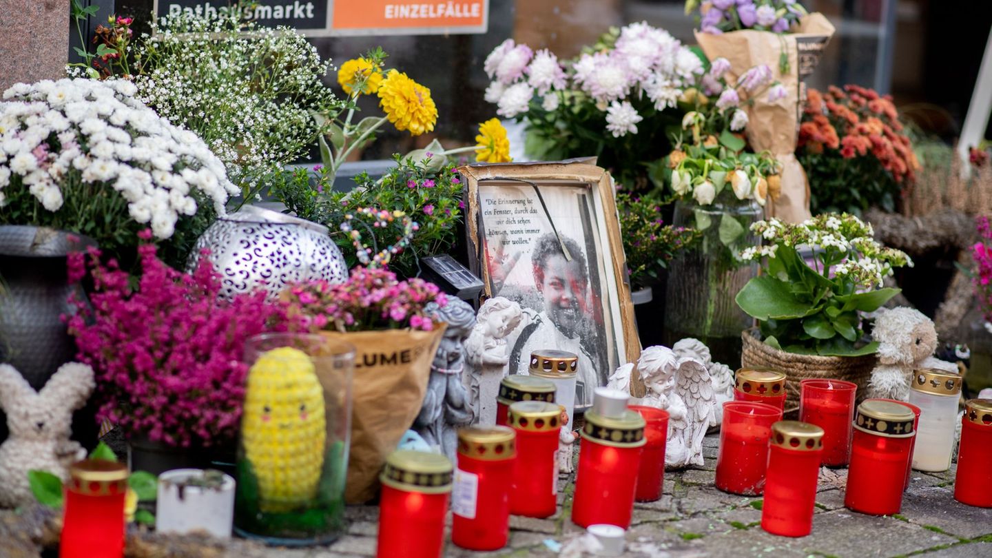 Auch Monate nach den tödlichen Schüssen hinterlassen Menschen am Tatort Blumen, Kerzen und Nachrichten im Gedenken an Lorenz. Fo