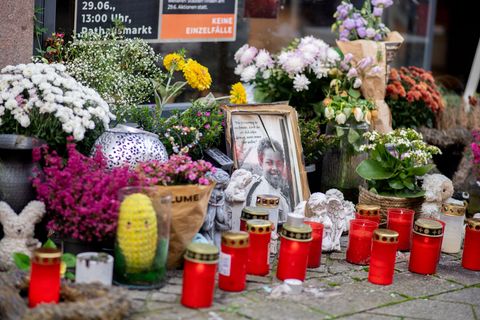 Auch Monate nach den tödlichen Schüssen hinterlassen Menschen am Tatort Blumen, Kerzen und Nachrichten im Gedenken an Lorenz. Fo