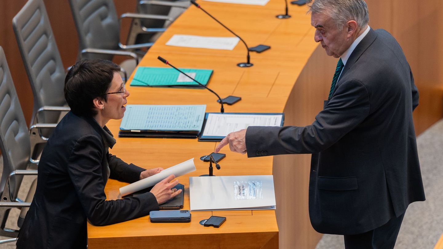 Ein neues Gesetz setzt klare Standards, welche Flüchtlinge in welchem Zeitraum an die Kommunen überstellt werden und welche nich