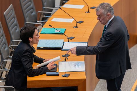 Ein neues Gesetz setzt klare Standards, welche Flüchtlinge in welchem Zeitraum an die Kommunen überstellt werden und welche nich