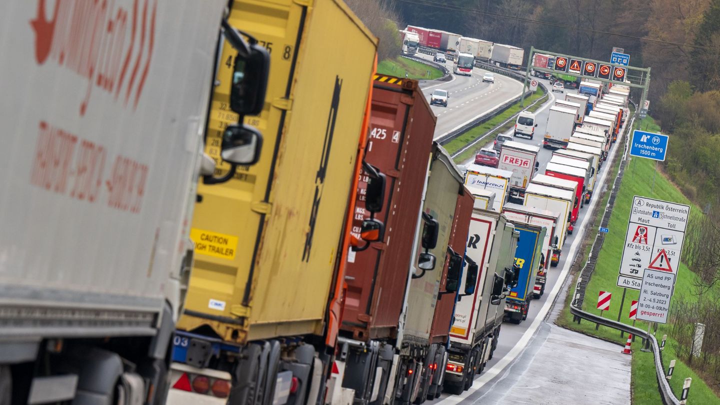 Die Lkw-Blockabfertigung bei der Einreise nach Tirol sorgt regelmäßig für Staus auf bayerischer Seite. (Archivbild) Foto: Peter