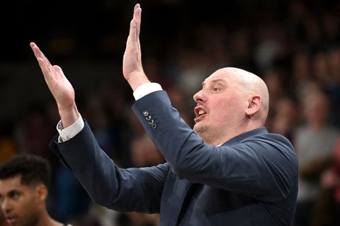 Przemyslaw Frasunkiewicz, Trainer von Rostock, gestikuliert an der Seitenlinie. Foto: Michael Schwartz/dpa