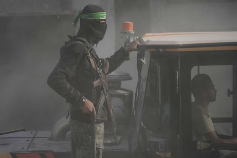 Bewaffnetes Mitglied der islamistischen Terrororganisation Hamas im Gazastreifen. Foto: Jehad Alshrafi/AP/dpa