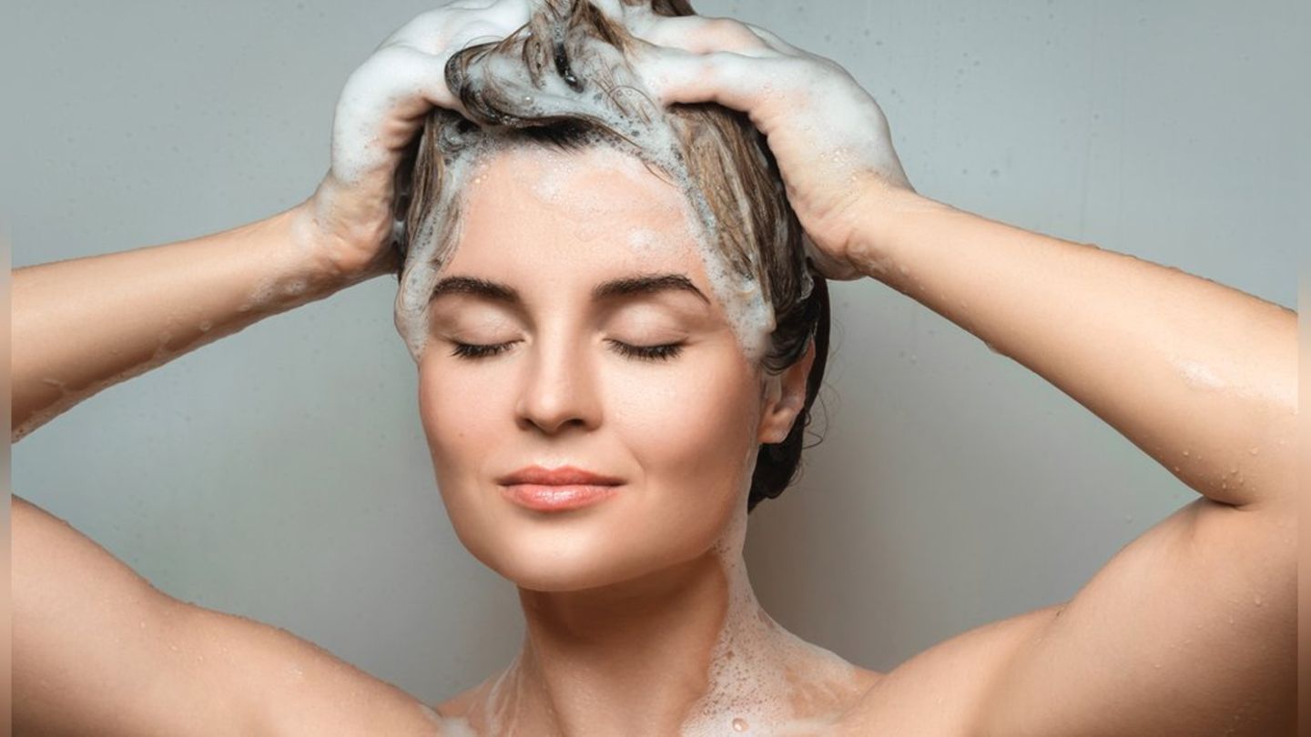 "Double Shampooing" ist der neueste Haarwäsche-Hack: Doch ist er wirklich sinnvoll?