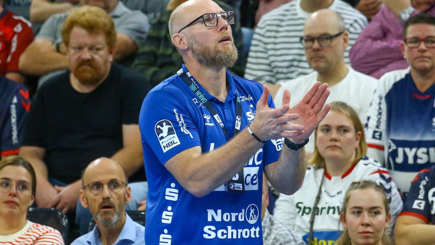 Trainer Ales Pajovic und die SG Flensburg-Handewitt spielten beim TVB Stuttgart. Foto: Michael Hundt/dpa