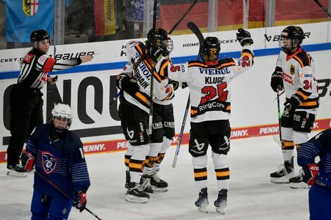 Deutschlands Spielerinnen bejubeln das Führungstor Foto: Peter Kneffel/dpa
