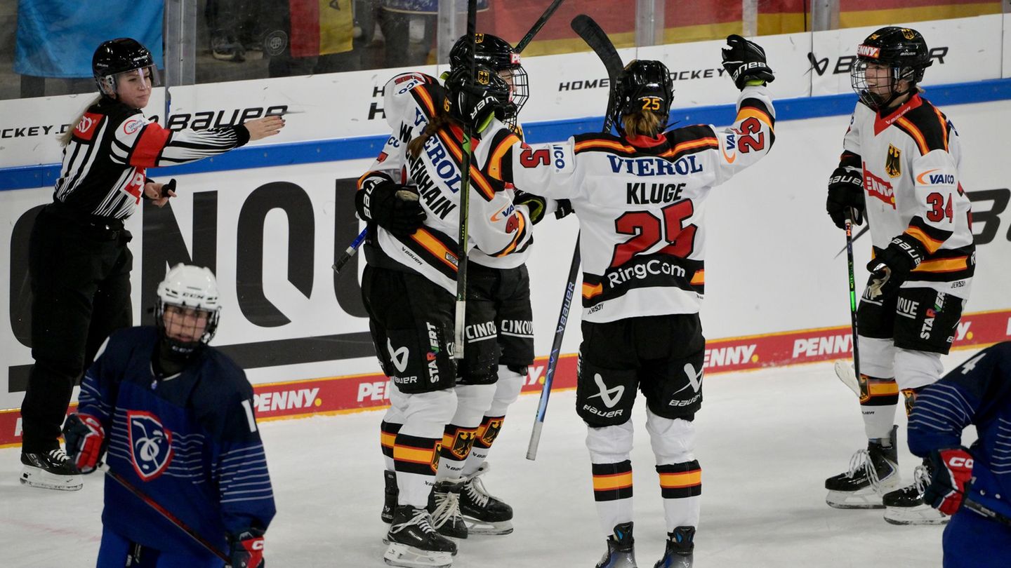 Deutschlands Spielerinnen bejubeln das Führungstor Foto: Peter Kneffel/dpa