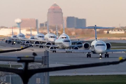 Flugzeuge rollen zu den Terminals des O'Hare International Airport in Chicago