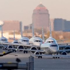 Flugzeuge rollen zu den Terminals des O'Hare International Airport in Chicago