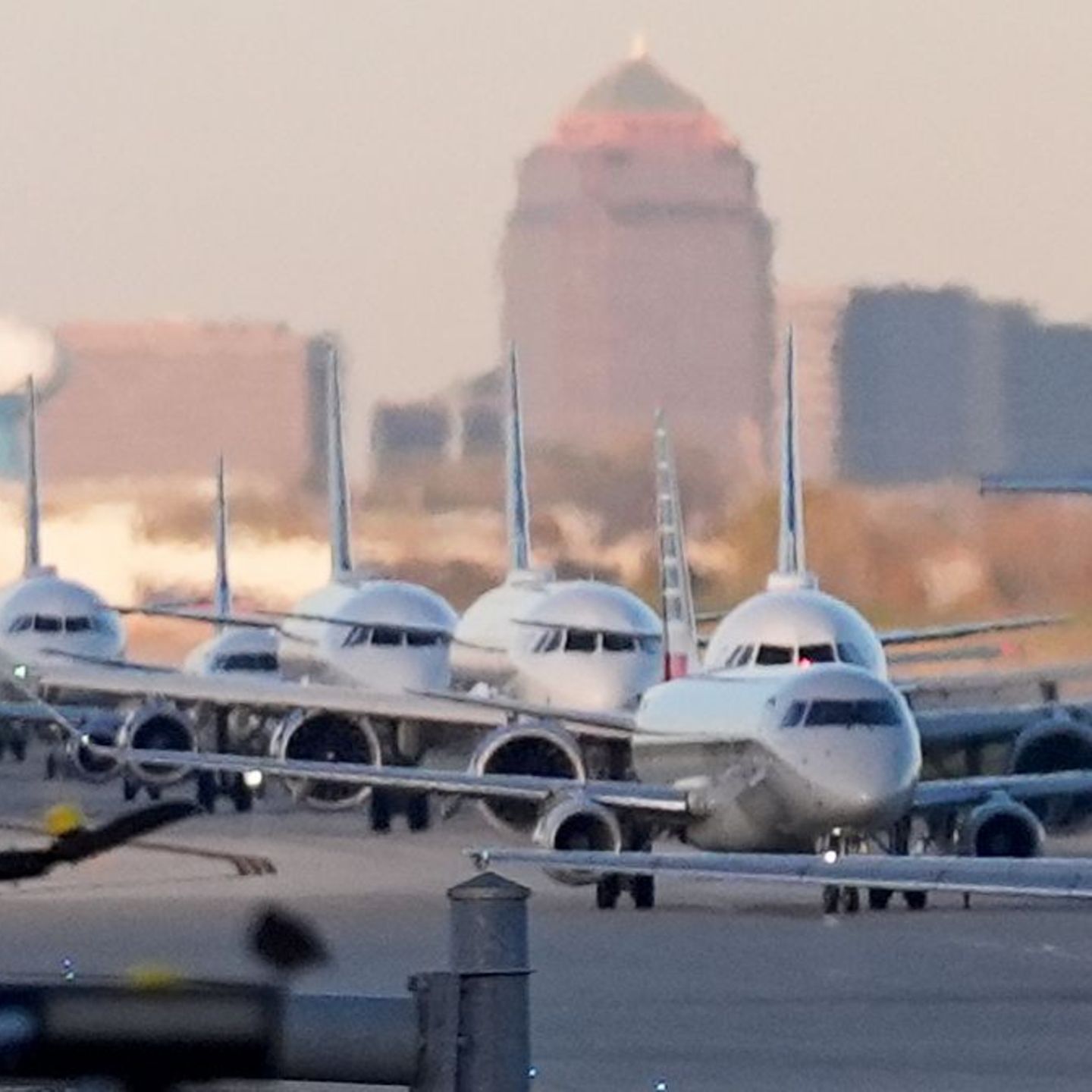 Flugzeuge rollen zu den Terminals des O'Hare International Airport in Chicago