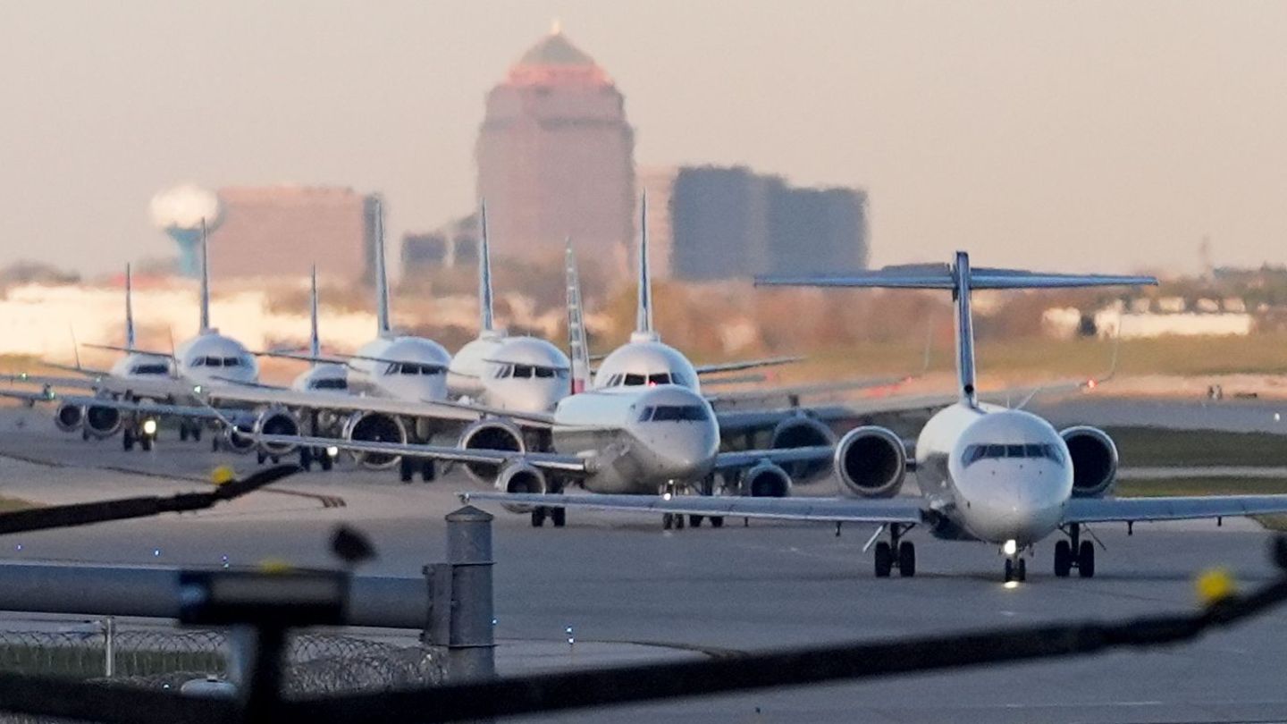 Flugzeuge rollen zu den Terminals des O'Hare International Airport in Chicago