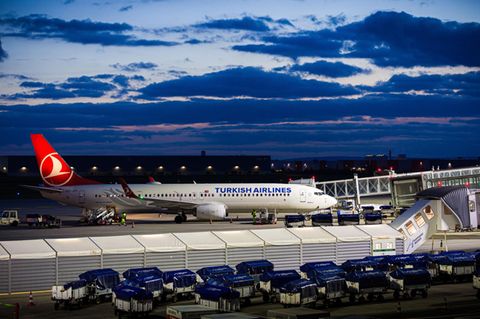 Ein Flugzeug steht am Terminal vom Flughafen Hannover