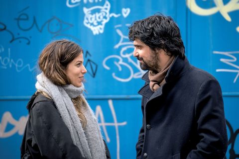 Ana (Iria del Río) und Oscar (Francesco Carril) stellen auf einer Silvesterparty in Madrid fest, dass sie – nur Minuten voneinander getrennt – am Silvesterabend und Neujahrsmorgen – zur Welt kamen. Beide erleben in Folge eins der Serie "Ana und Oscar" ihren 30. Geburtstag. Die nächsten neun Folgen spielen jeweils ein Jahr später.