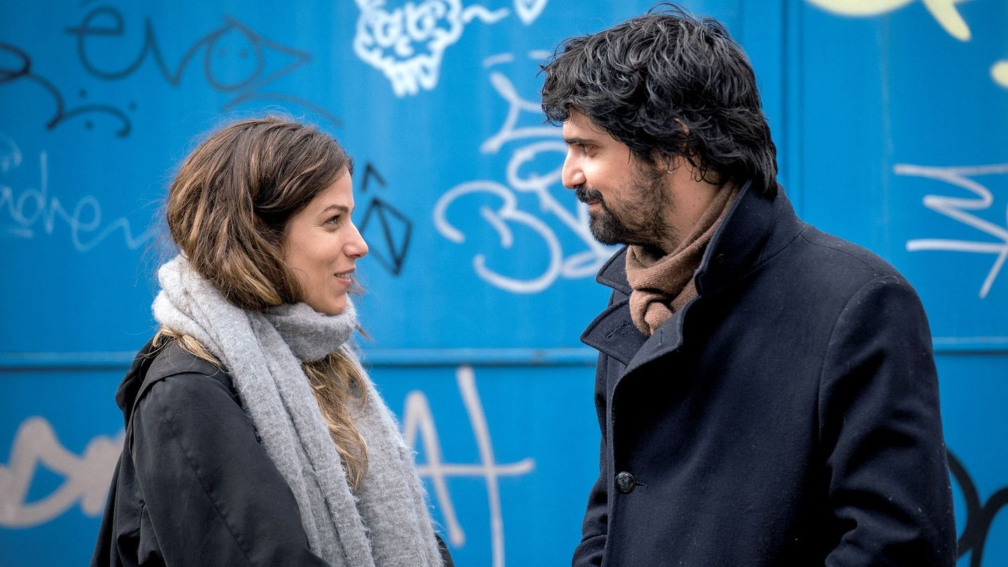 Ana (Iria del Río) und Oscar (Francesco Carril) stellen auf einer Silvesterparty in Madrid fest, dass sie – nur Minuten voneinander getrennt – am Silvesterabend und Neujahrsmorgen – zur Welt kamen. Beide erleben in Folge eins der Serie "Ana und Oscar" ihren 30. Geburtstag. Die nächsten neun Folgen spielen jeweils ein Jahr später.