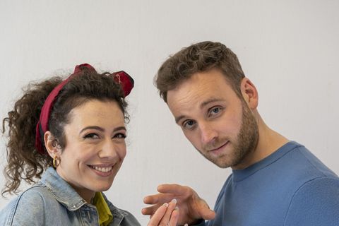 Leon Windscheid und Leila Lowfire haben keine Scheu, die Details der menschlichen Anatomie beim Namen zu nennen.