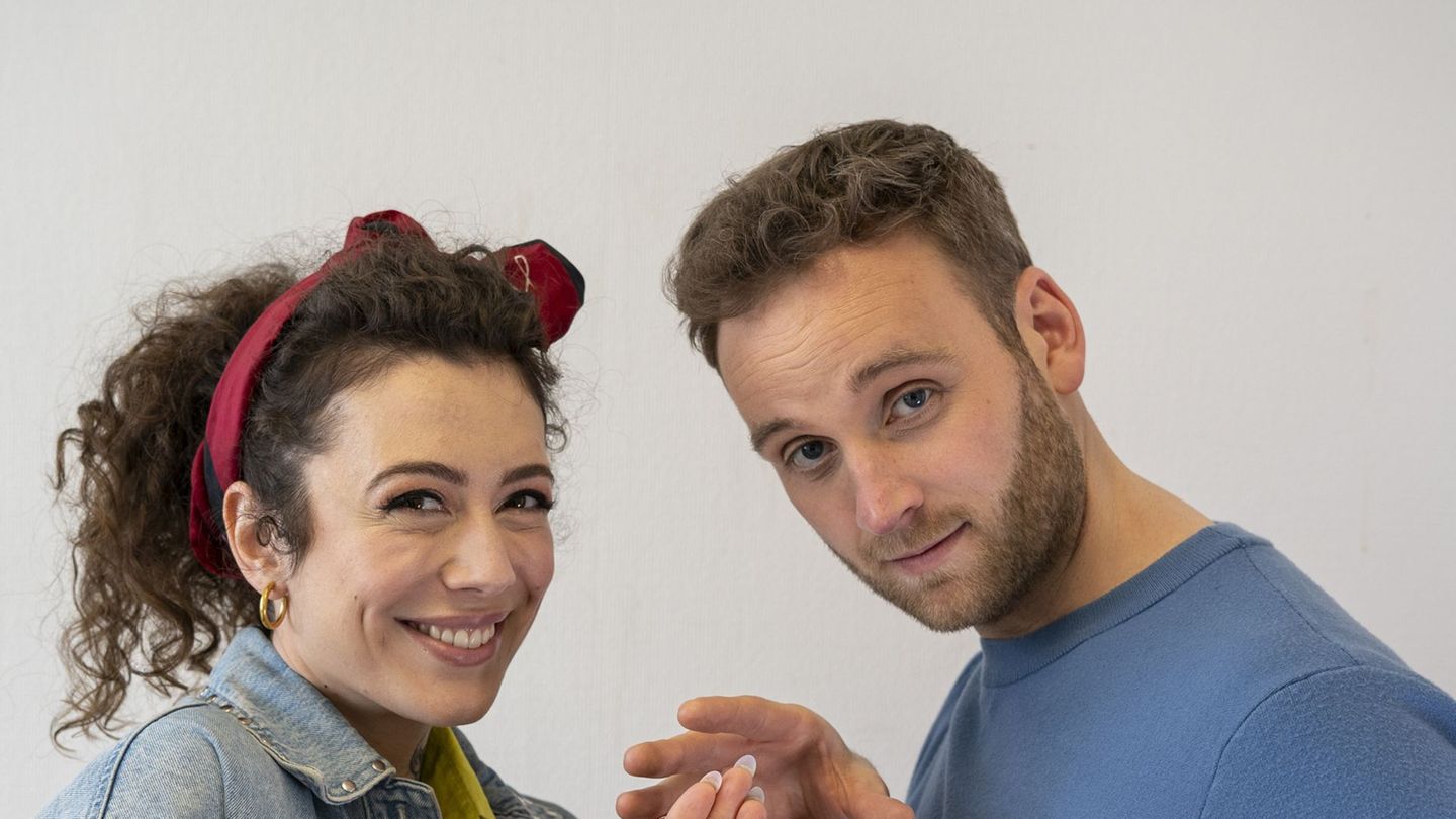 Leon Windscheid und Leila Lowfire haben keine Scheu, die Details der menschlichen Anatomie beim Namen zu nennen.