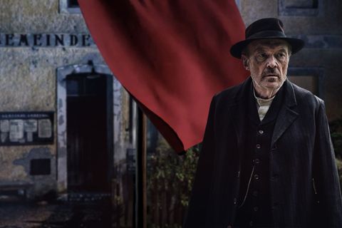 Nicht auffallen, niemandem etwas schulden: Der Schuster Julius Kraus (Josef Hader) ist der Protagonist des Zweiteilers nach Oskar Maria Grafs Roman "Unruhe um einen Friedfertigen".