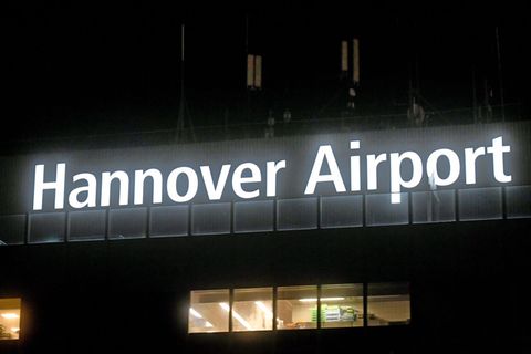 Flieger wurden teils umgeleitet oder konnten erst später landen. (Symbolbild) Foto: Holger Hollemann/dpa