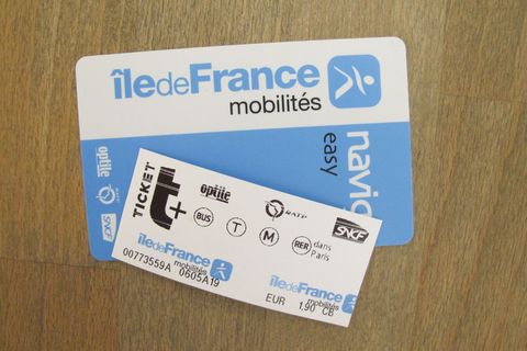 Statt Papier-Tickets gibt es in der Pariser Metro künftig elektronisch aufladbare Karten und Tickets auf dem Smartphone (Archivb