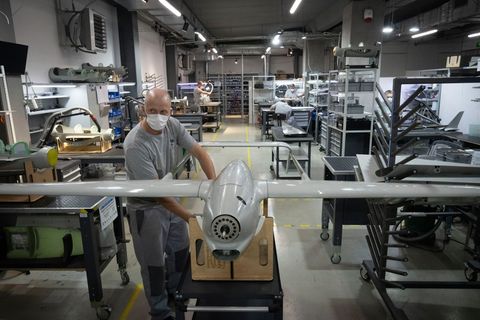 Die Ukraine gilt mittlerweile unter anderem im Bereich der Drohnenproduktion als Vorbild. (Archivbild) Foto: Efrem Lukatsky/AP