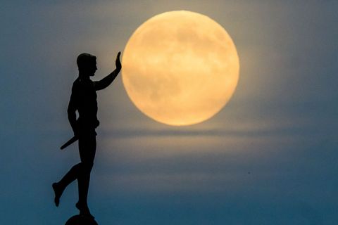 Laut dem Deutschen Wetterdienst war der Mond am Mittwochabend fast überall gut zu sehen. Foto: Julian Stratenschulte/dpa