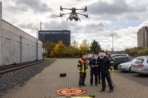 Üben, üben, üben: Das Fliegen mit der neuen Drohne will gelernt sein. (Archivbild) Foto: Helmut Fricke/dpa